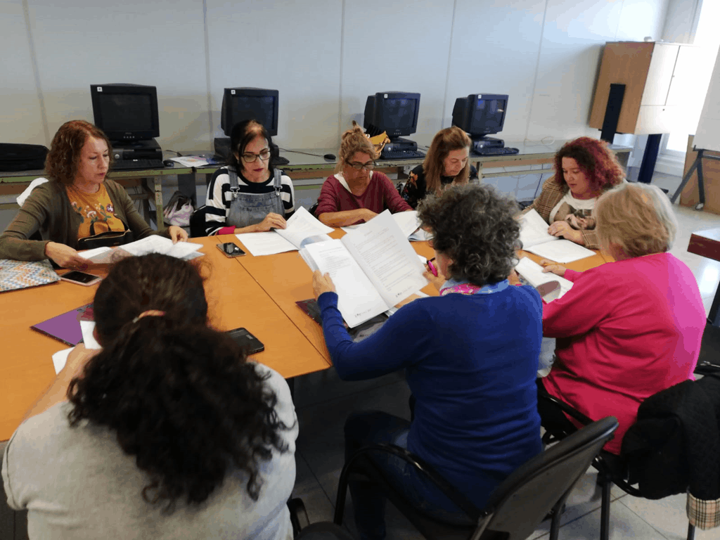 Mujeres enredando 9