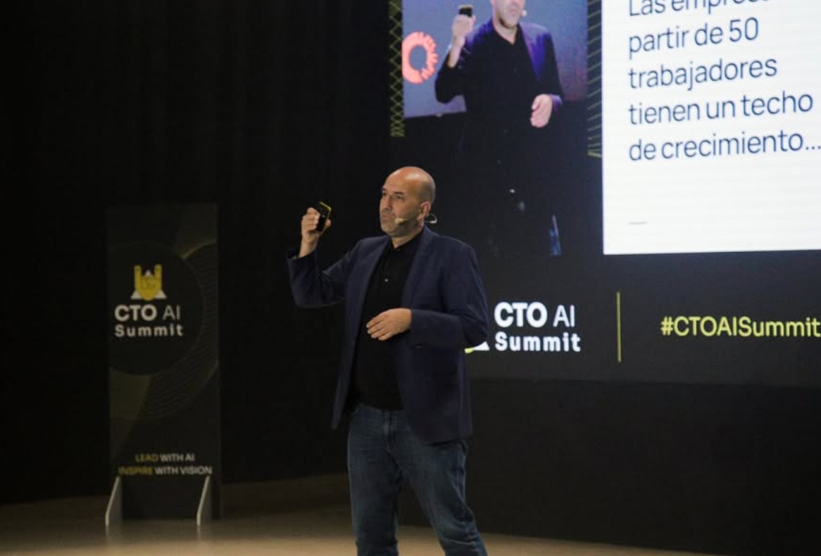 Formador impartiendo un taller sobre inteligencia artificial a un grupo de profesionales.