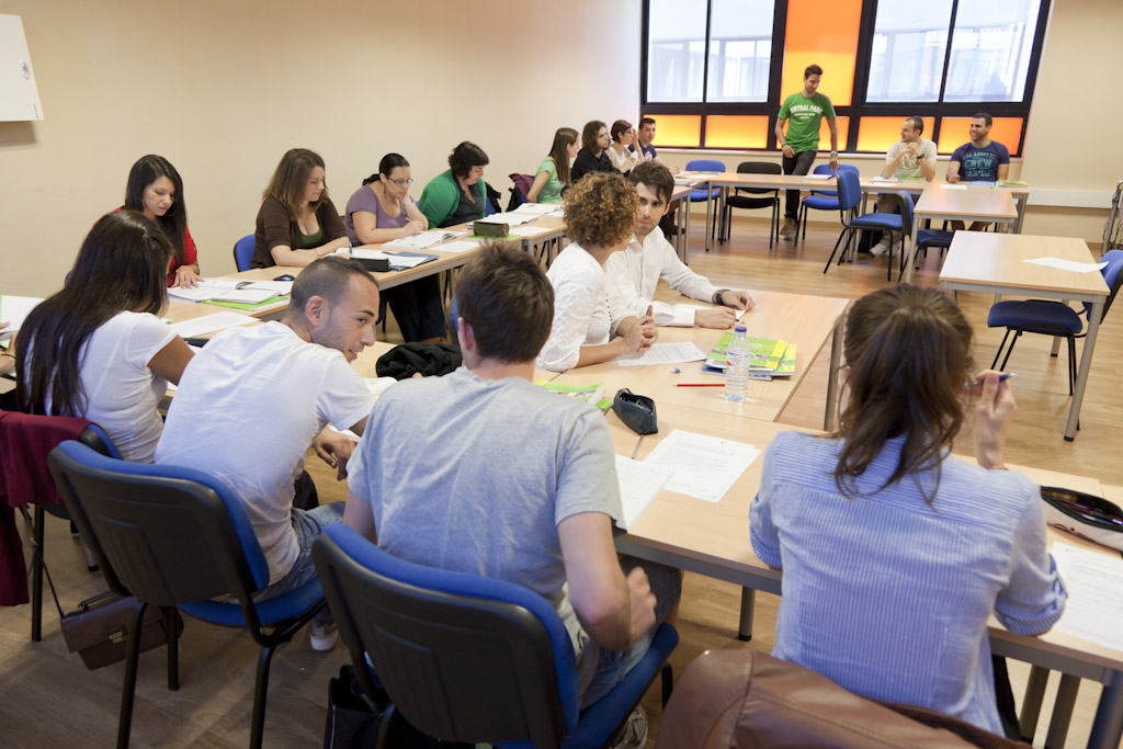 El Vicerrectorado de Internacionalización de la Universidad de la Laguna convoca un programa de becas Universitas Prolingua con el fin de apoyar a la formación en idiomas del alumnado del Servicio de Idiomas universitario.