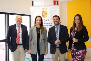 De izquierda a derecha, el director gerente de la Fundación, el rector, la concejala y la alcaldesa del municipio. Foto cedida.