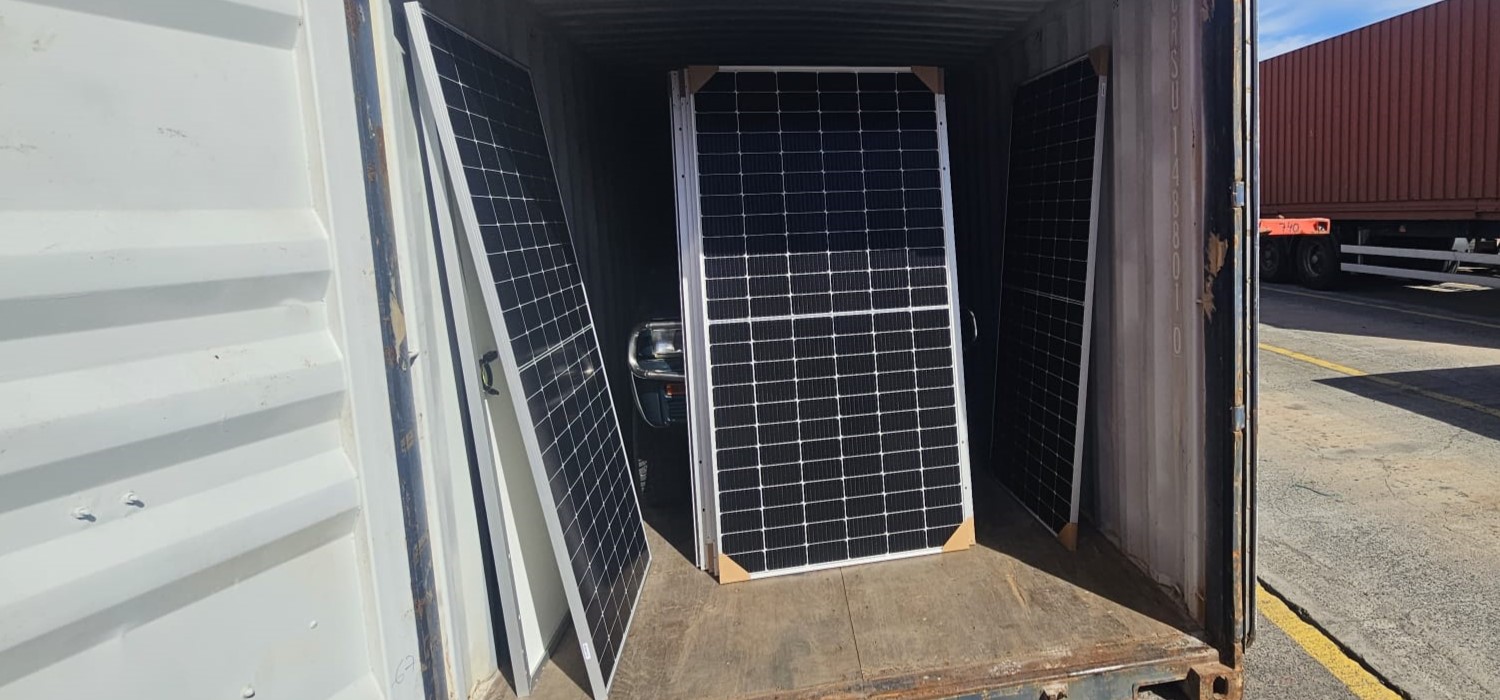 Paneles solares para la creación de dos mini plantas de generación de hielo a través de fuentes renovables