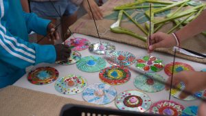 Alumnado mostrando sus productos en la Feria de Cooperativas Escolares