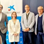 De izquierda a derecha, los investigadores Edgar Pérez e Ingrid Morales, Gustavo Riera (CaixaBank) y Julio Brito (Fgull).