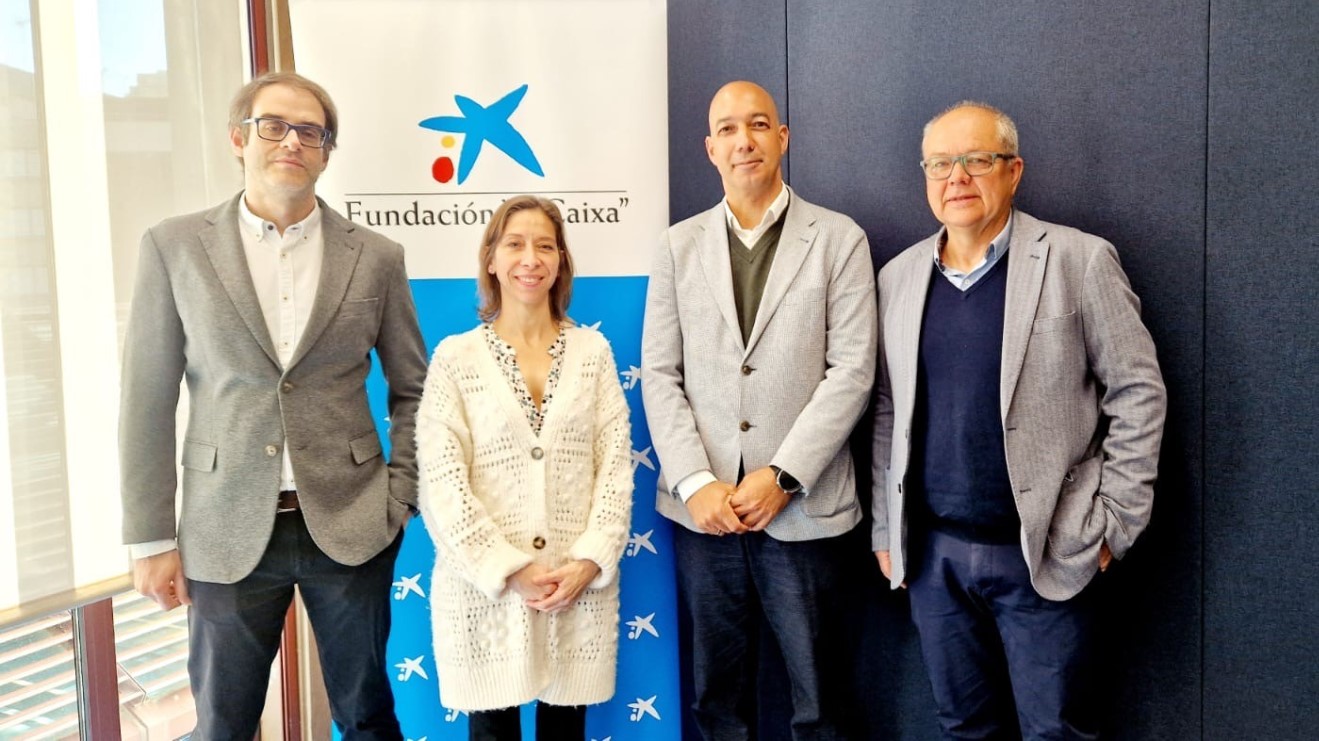 De izquierda a derecha, los investigadores Edgar Pérez e Ingrid Morales, Gustavo Riera (CaixaBank) y Julio Brito (Fgull).