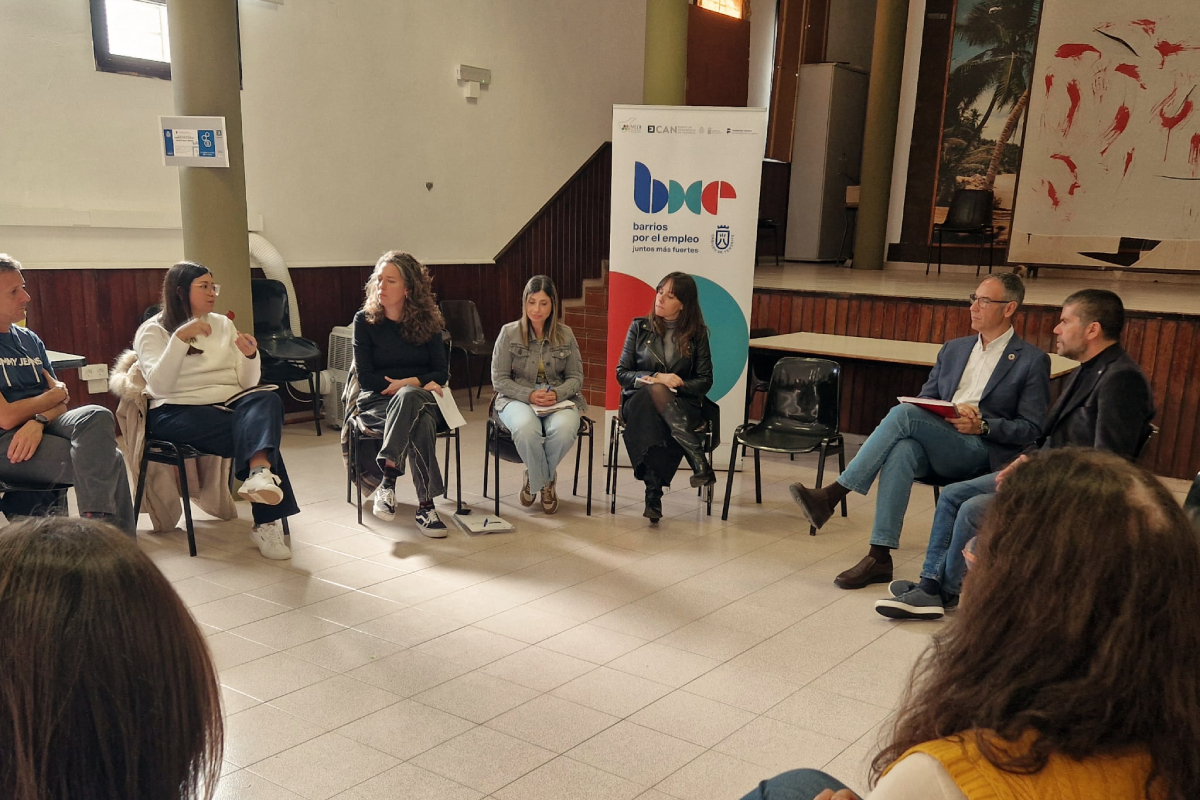 Reunión de Barrios por el Empleo que contó con la presencia dle rector de la ULL, Francisco García