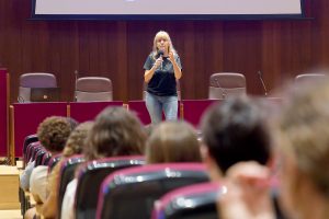 La FEET da la bienvenida a más de 450 nuevos estudiantes y acerca los servicios de la Agencia Universitaria de Empleo